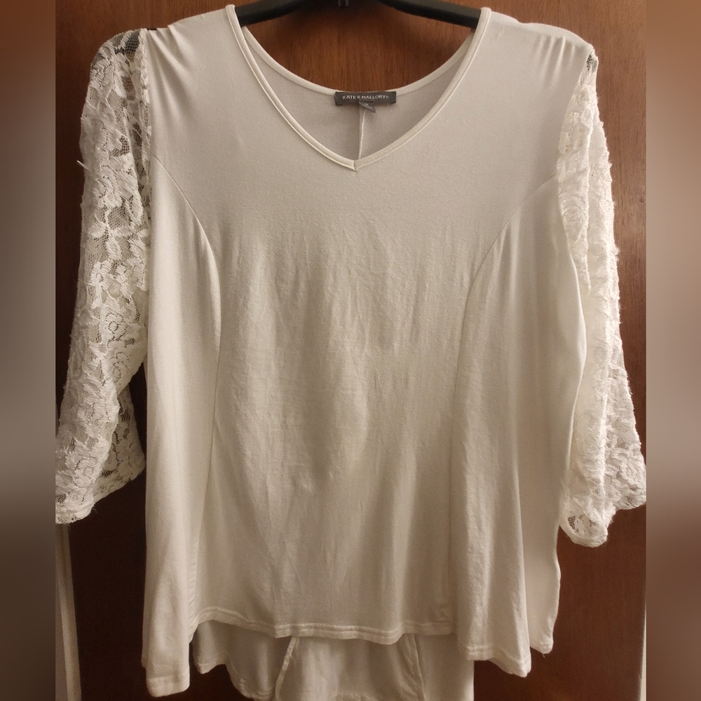 EUC 1X lace sleeve top